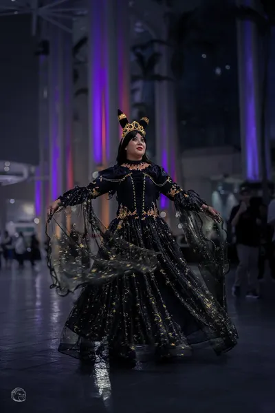 Cosplay — black & gold queen, wide