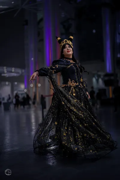 Cosplay — black & gold queen, spin