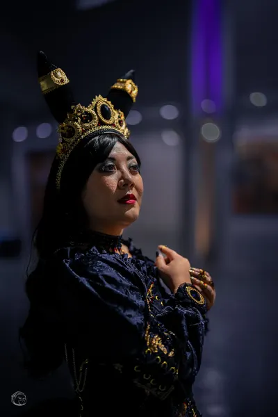 Cosplay — black & gold queen, portrait