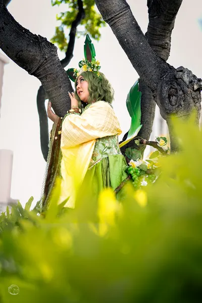 Cosplay — green fairy, tree wide