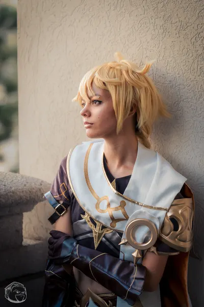 Cosplay — blonde armor, portrait